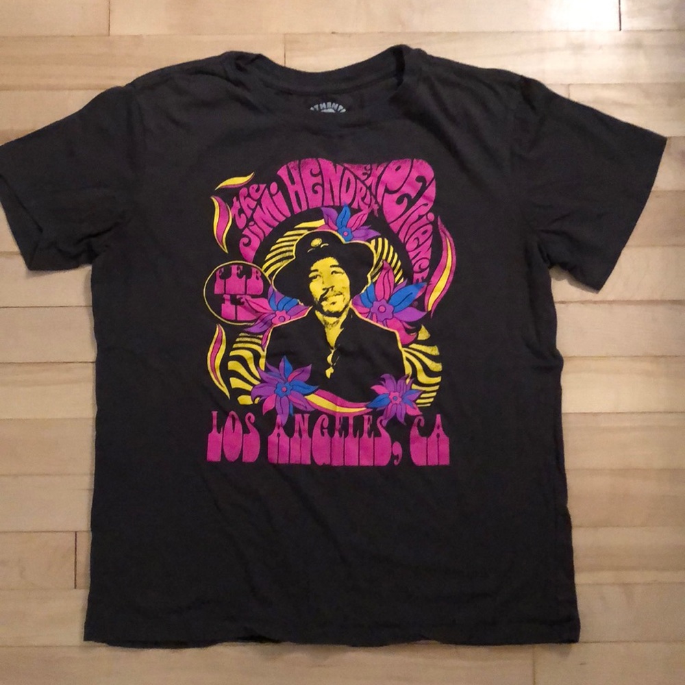 Super trendy graphic T-shirt!!!